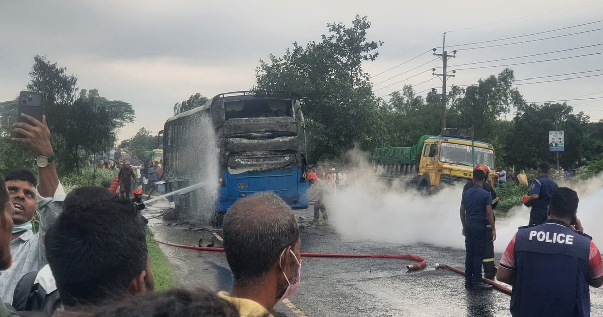 মানিকগঞ্জে বাসের সঙ্গে অক্সিজেনবাহী লরির সংঘর্ষ, পুড়ল বাস ও যাত্রীদের মালামাল