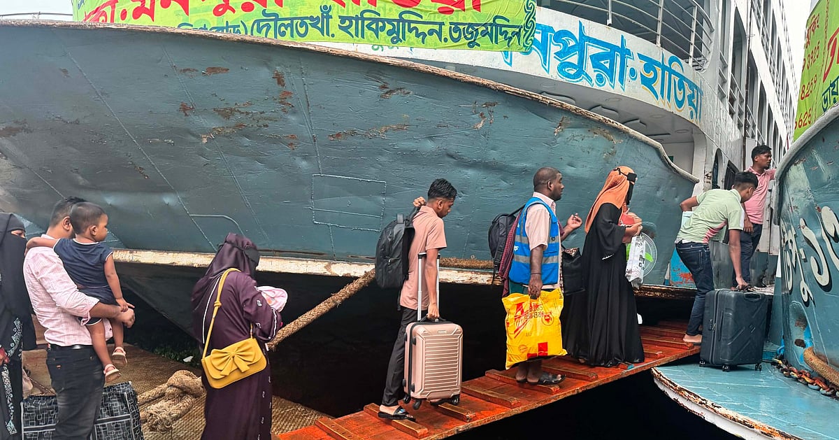 ঈদযাত্রায় সদরঘাট টার্মিনালে পৌঁছাতে যাত্রীদের ভোগান্তি