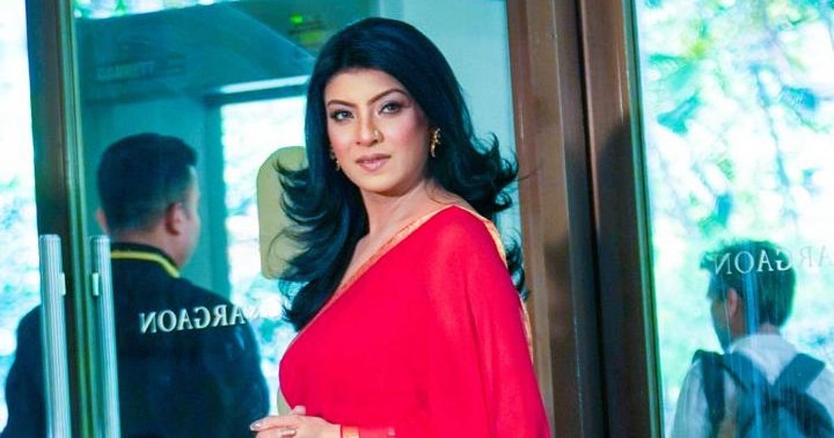সাদিয়া ইসলাম মৌ একটি নতুন মিউজিক ভিডিওতে