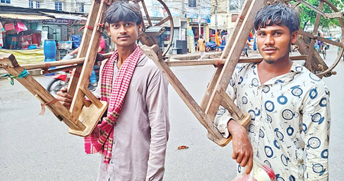 ঈদের আগে বাড়তি আয়ের খোঁজে ঢাকায় আসেন দুই বন্ধু