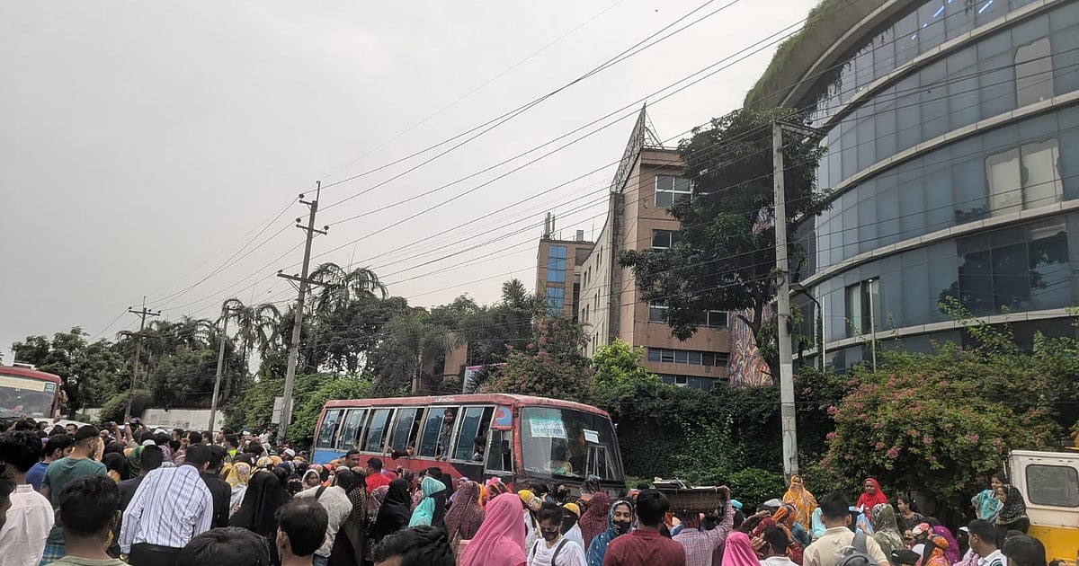 সোনারগাঁয়ের শ্রমিকদের বেতনের দাবিতে মহাসড়ক অবরোধ