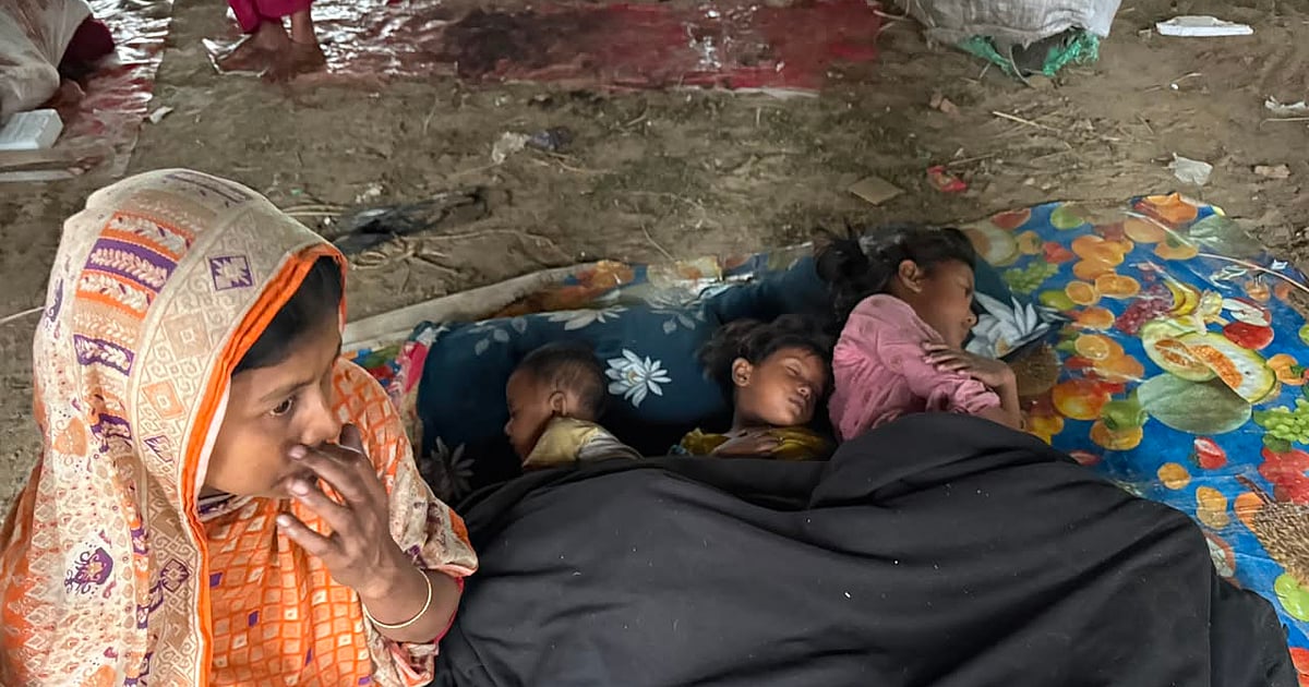আগুনে পুড়ে গেছে সব, ফেরেনি স্বামী, তিন সন্তানকে আঁকড়ে অপেক্ষায় এক মা