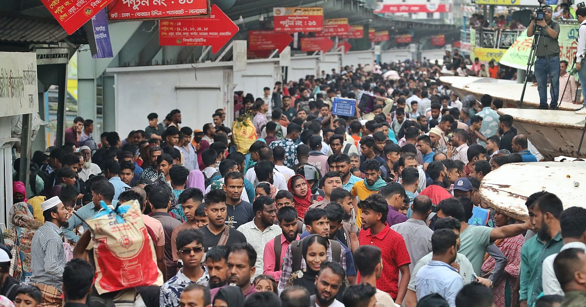 সদরঘাটে ঈদের আগে যাত্রীদের ভিড়, বৈরী আবহাওয়া কাটিয়ে বাড়ি ফিরছেন মানুষ