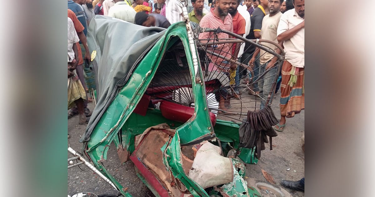 সিরাজগঞ্জে বাসচাপায় অটোরিকশার ৩ যাত্রী নিহত