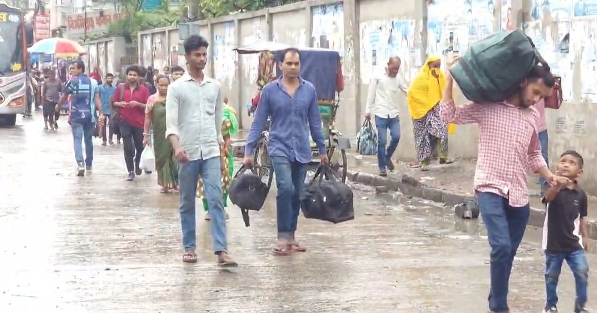 গাজীপুরে মহাসড়কে রাতভর যানজট, সকালে বৃষ্টি বাড়িয়েছে দুর্ভোগ