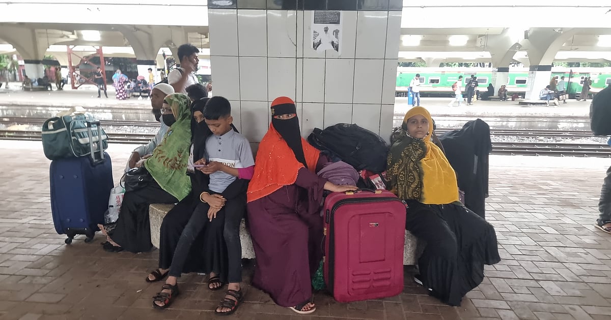 ট্রেনের জন্য চার ঘণ্টা অপেক্ষার পর যাত্রীরা ভোগান্তিতে