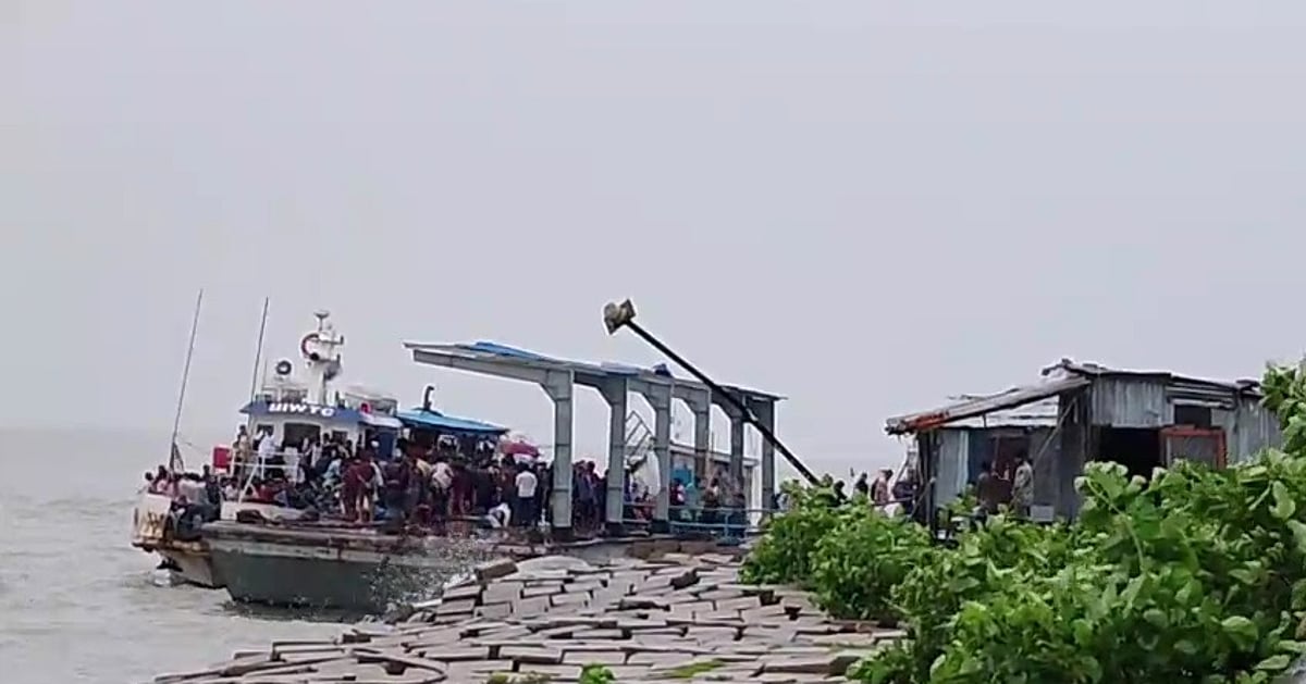 মেঘনা নদীতে ঝড়ের কবলে পড়ে সি-ট্রাক, অল্পের জন্য রক্ষা পেলেন পাঁচ শতাধিক যাত্রী
