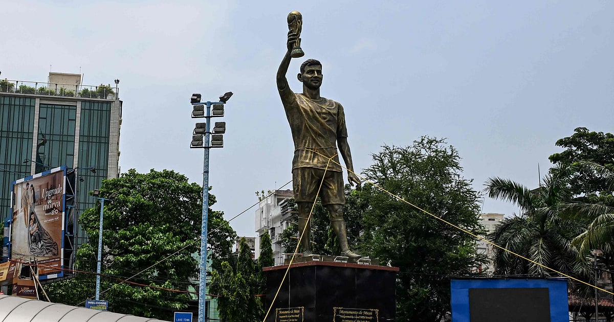 কলকাতার সড়ক থেকে সরিয়ে ফেলা হচ্ছে মেসির ভাস্কর্য