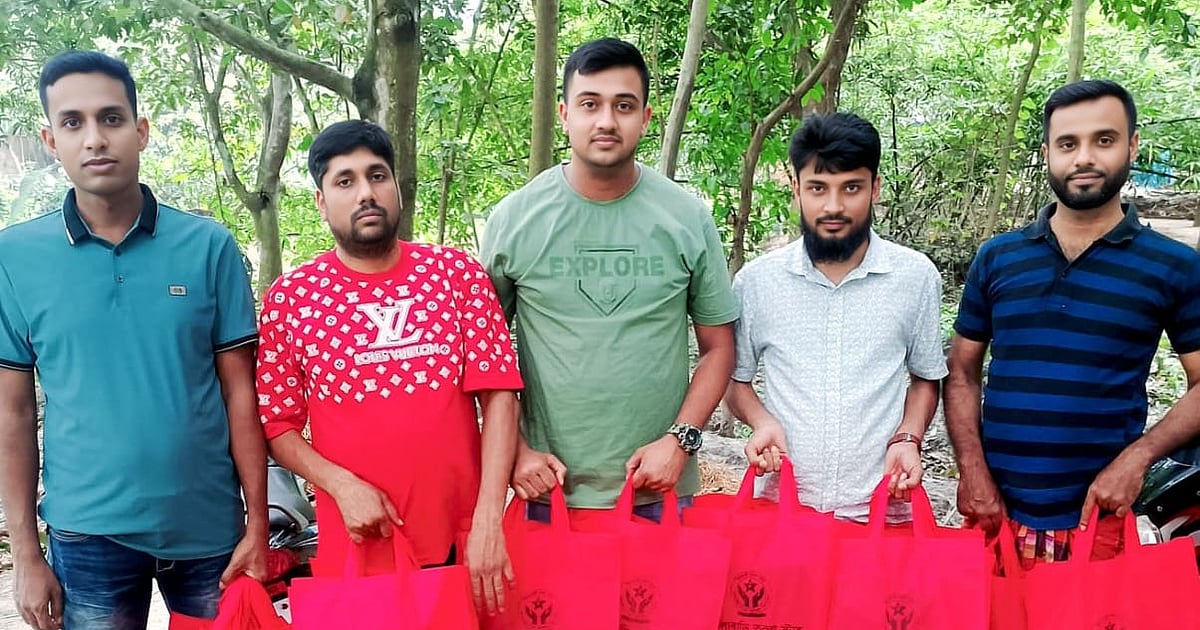 রাজশাহীতে তরুণরা ঈদের আনন্দ ভাগ করে নিতে বাড়ি বাড়ি উপহার পৌঁছে দিলেন