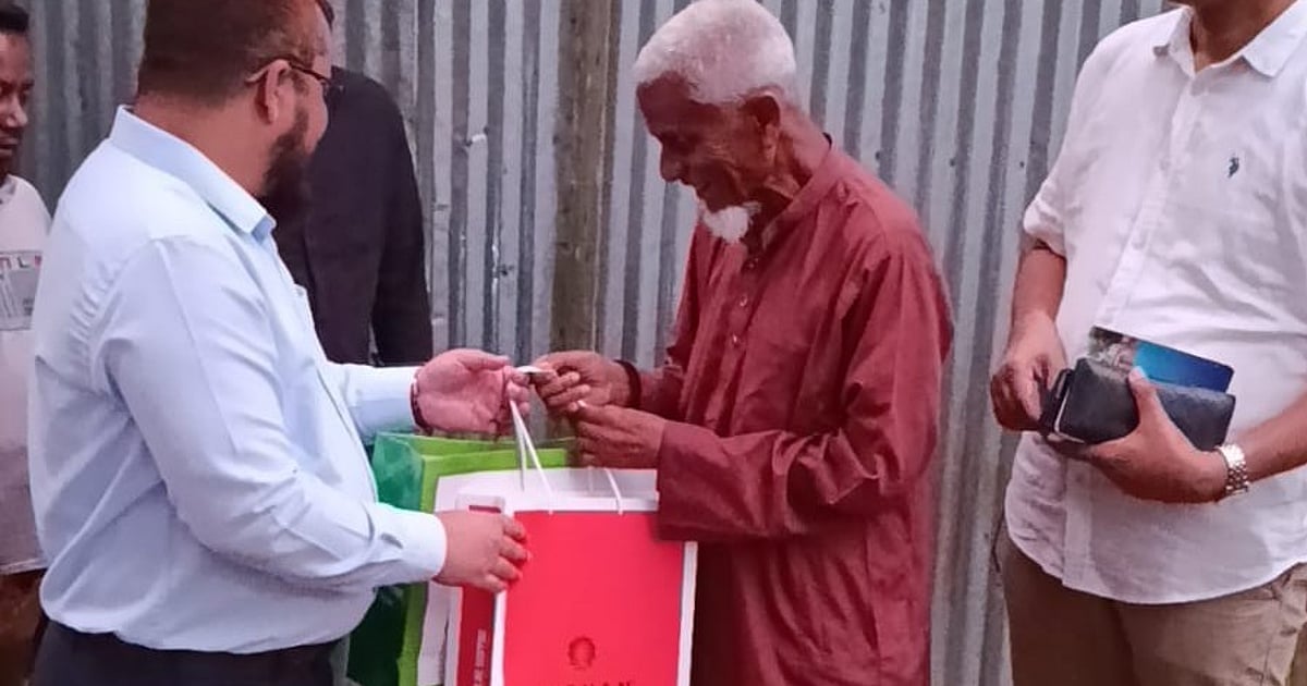 প্রধানমন্ত্রীর ঈদ উপহার পেয়ে খুশি গাইবান্ধার এক টাকার মাস্টার