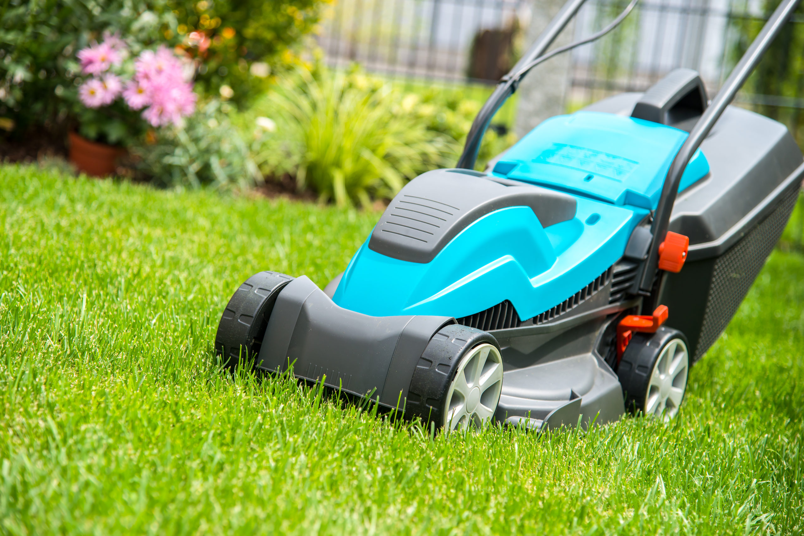 The Substantial Benefits of Switching to an Electric, Battery-Powered Lawnmower