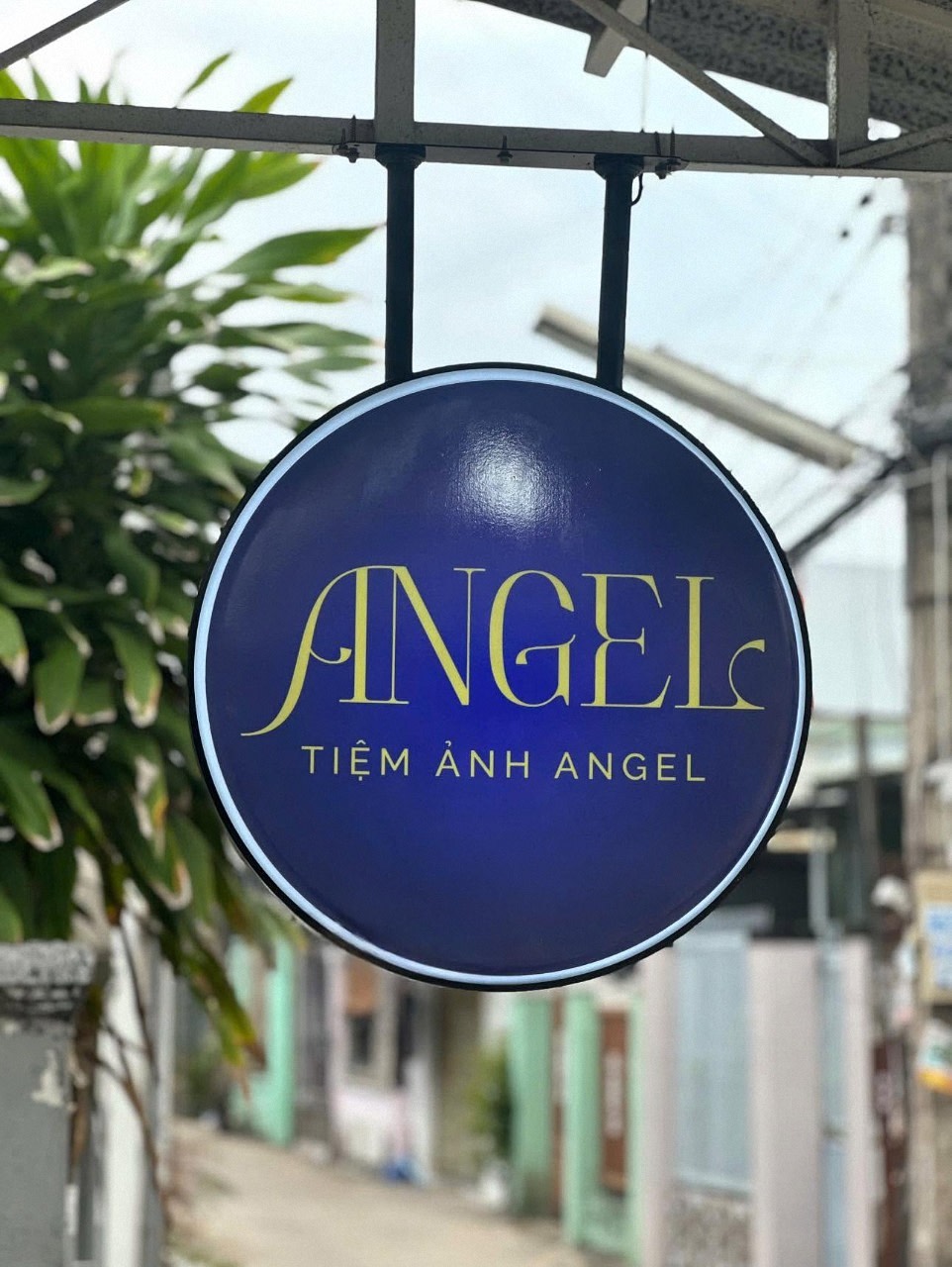 Hộp đèn biển vẫy hút nổi tròn mica Tiệm Ảnh Angel nền xanh