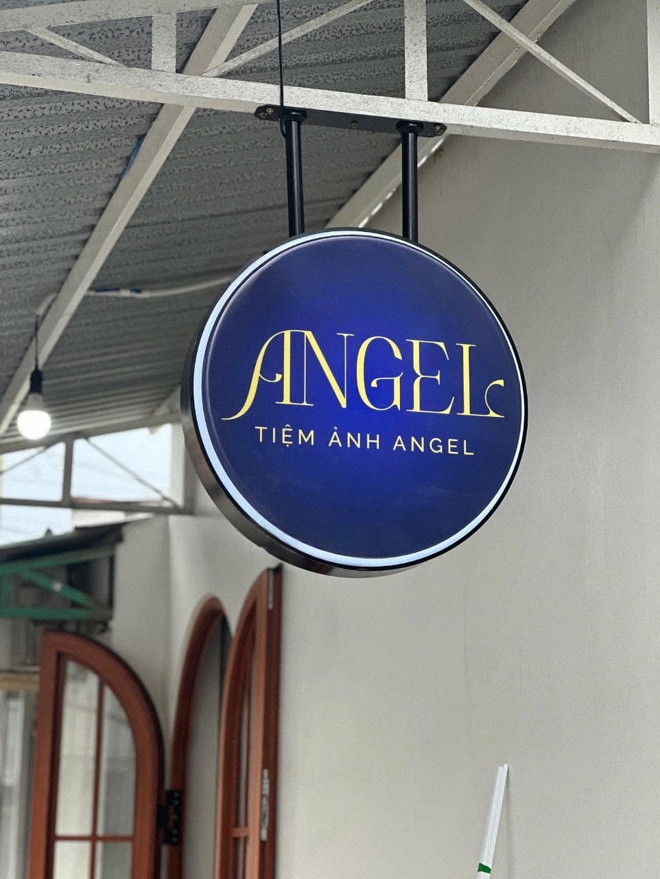 Hộp đèn tròn mica Tiệm Ảnh Angel lắp dưới mái hiên