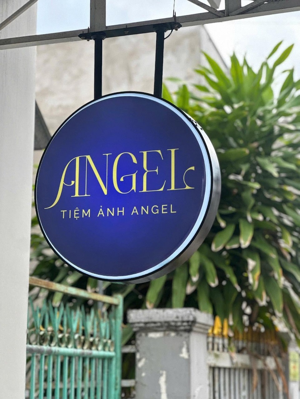 Biển vẫy hút nổi tròn Tiệm Ảnh Angel nhìn nghiêng ngoài trời
