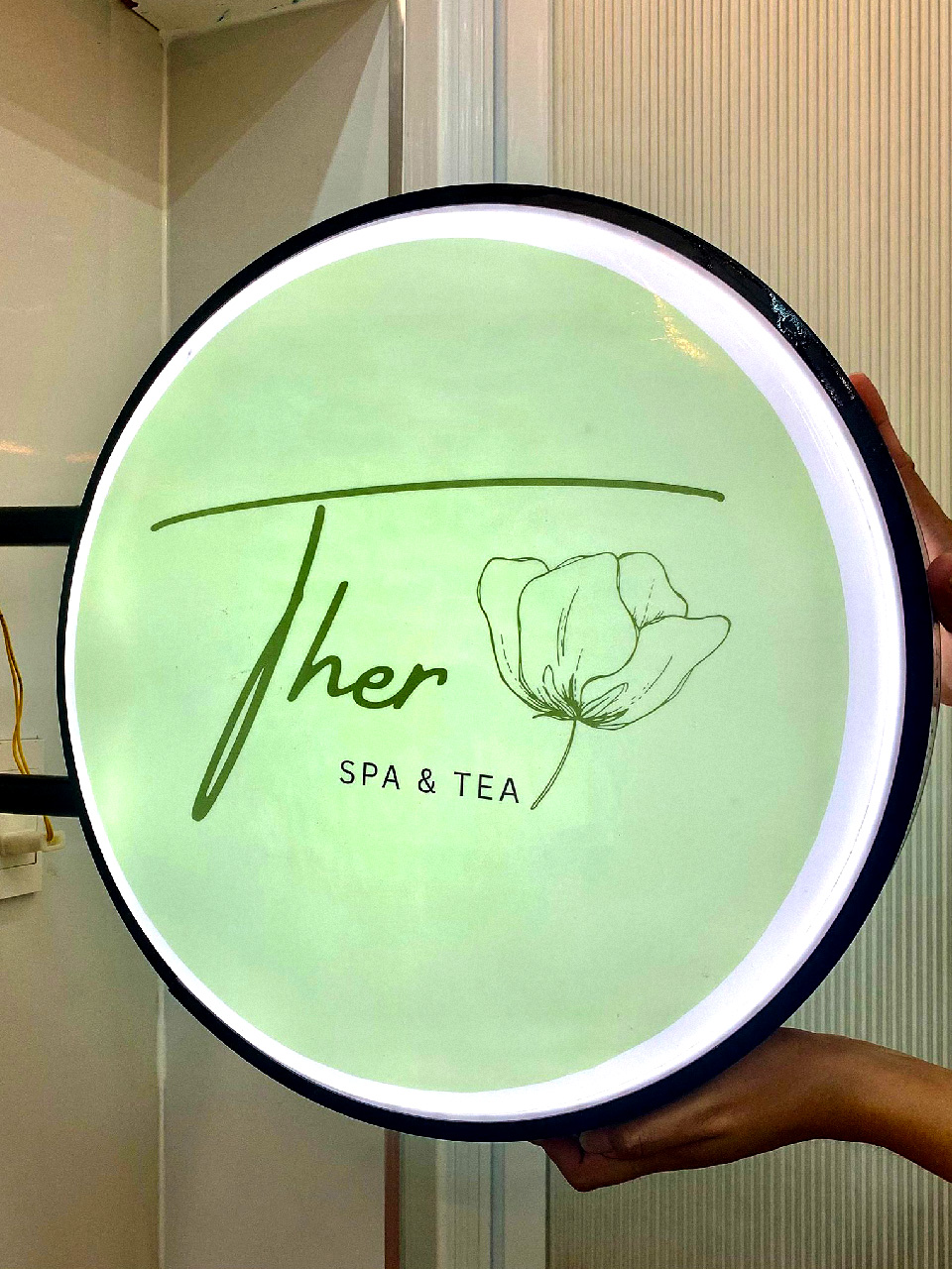 Mẫu hộp đèn tròn mặt xanh pastel viền đen Ther Spa & Tea