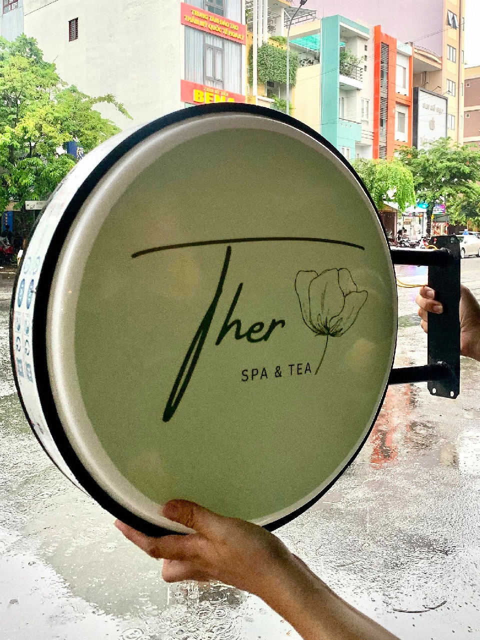Hộp đèn biển vẫy hút nổi tròn Ther Spa & Tea mặt xanh pastel