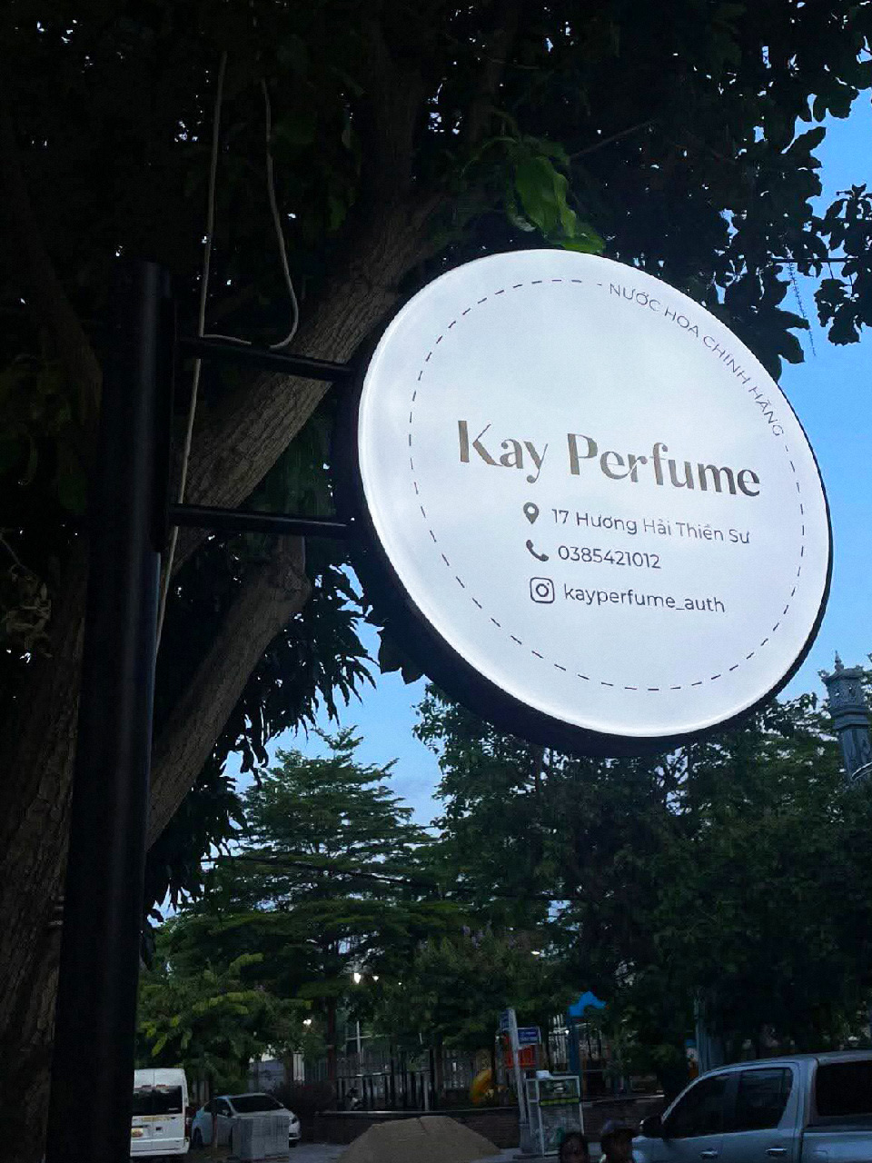 Hộp đèn biển vẫy tròn Kay Perfume phát sáng ngoài trời