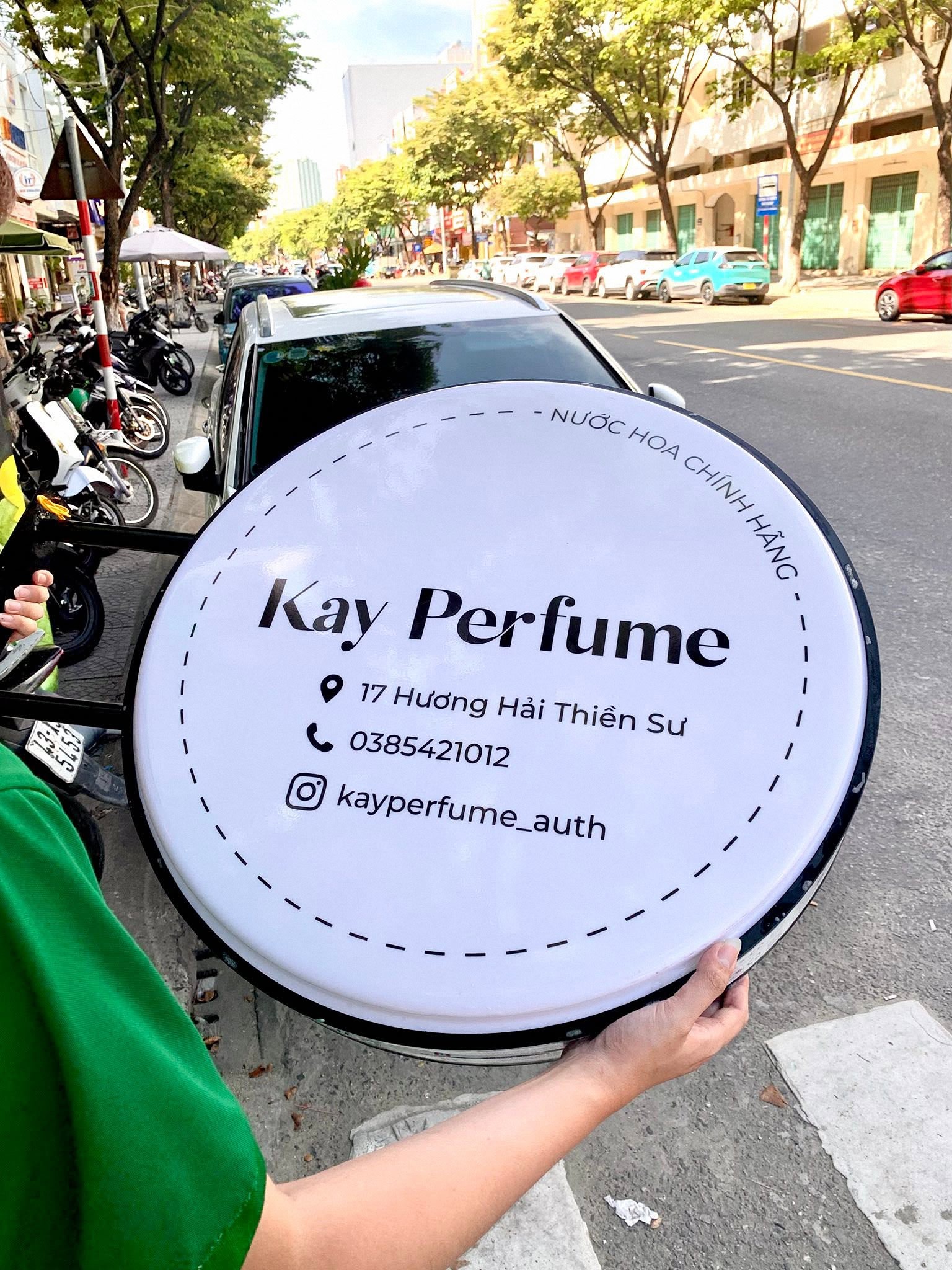 Mẫu hộp đèn tròn mica Kay Perfume nền trắng viền đen