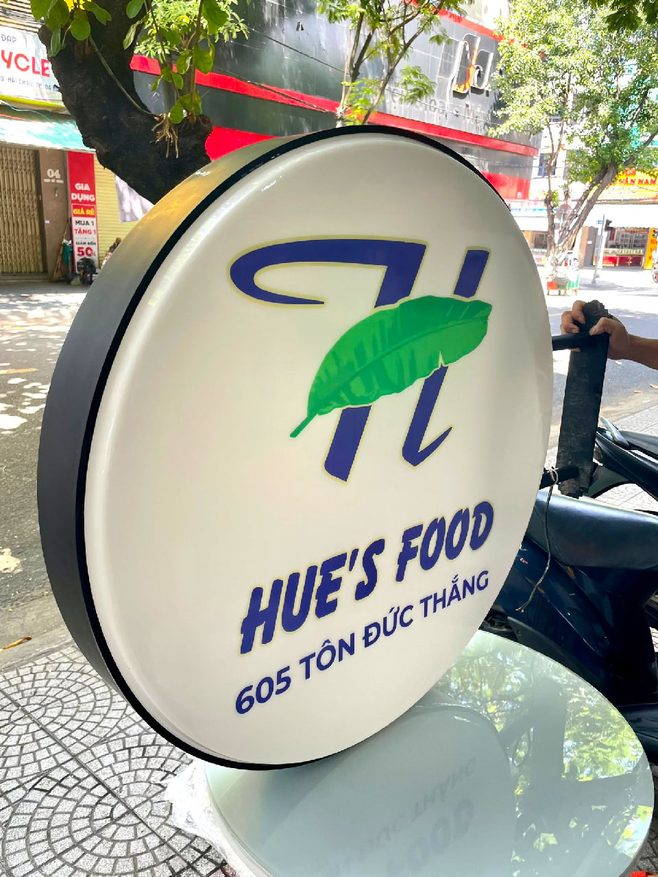 Hộp đèn biển vẫy hút nổi tròn Hue's Food nền trắng logo xanh
