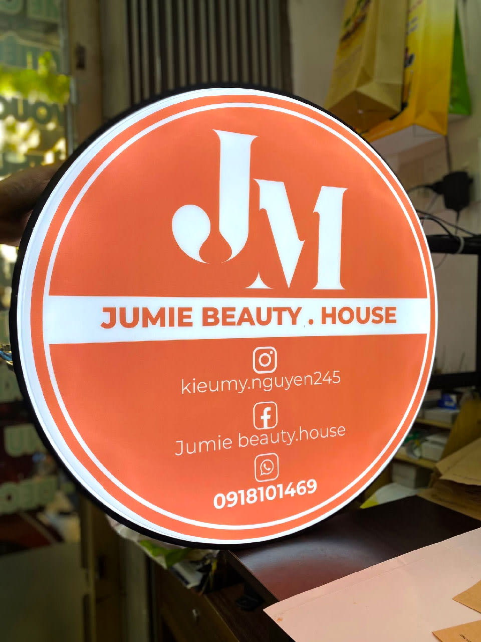 Mẫu hộp đèn tròn mica Jumie Beauty House nền cam viền sáng