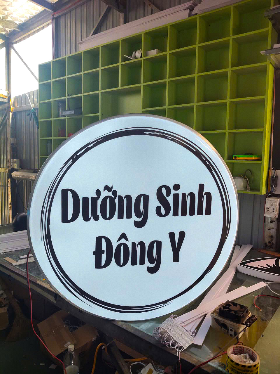 Hộp đèn tròn mica Dưỡng Sinh Đông Y nền trắng chữ đen