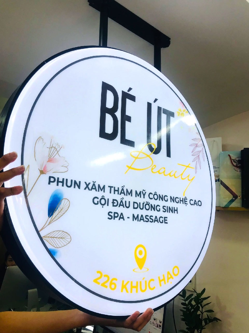 Hộp đèn biển vẫy tròn Bé Út Beauty nền trắng viền đen
