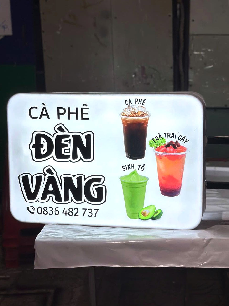 Hộp đèn biển vẫy hút nổi chữ nhật mica nền trắng viền đen Hộp đèn biển vẫy hút nổi chữ nhật mica nền trắng viền đen