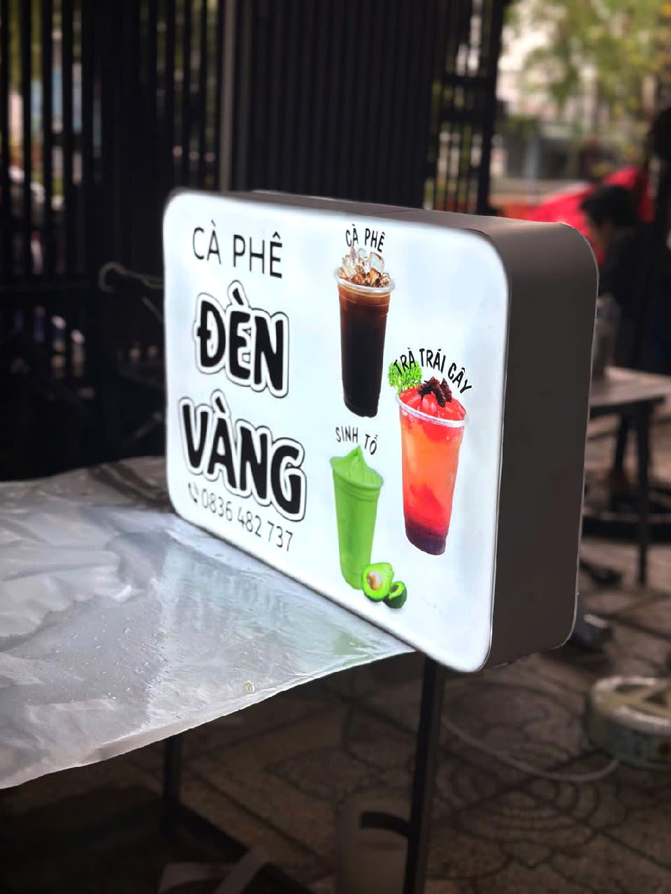 Mẫu hộp đèn mica chữ nhật lắp ngang mặt tiền cửa hàng