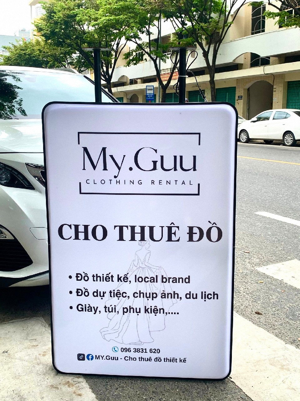 Hộp đèn mica chữ nhật phát sáng hai mặt theo yêu cầu