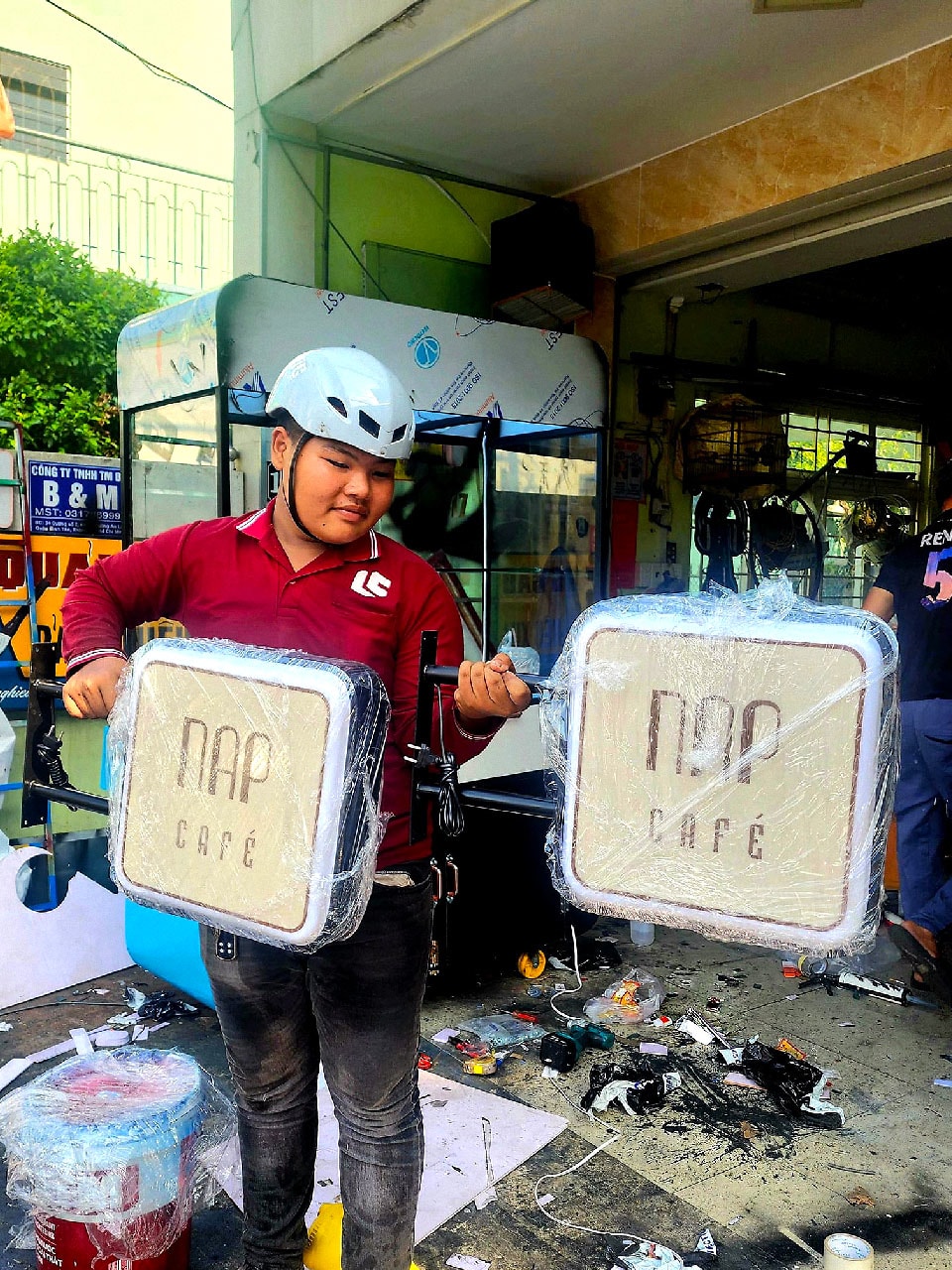 Hộp đèn biển vẫy vuông mica khung sắt sơn tĩnh điện
