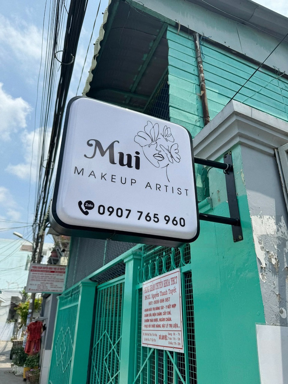 Mẫu biển vẫy vuông mica in UV sắc nét cho cửa hàng