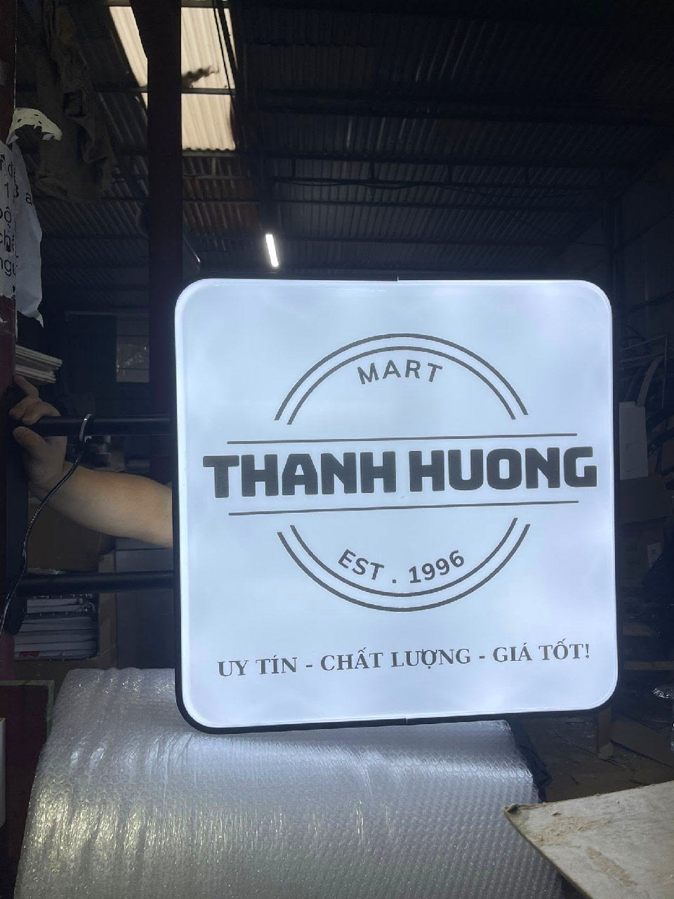 Hộp đèn biển vẫy vuông mica thiết kế theo yêu cầu