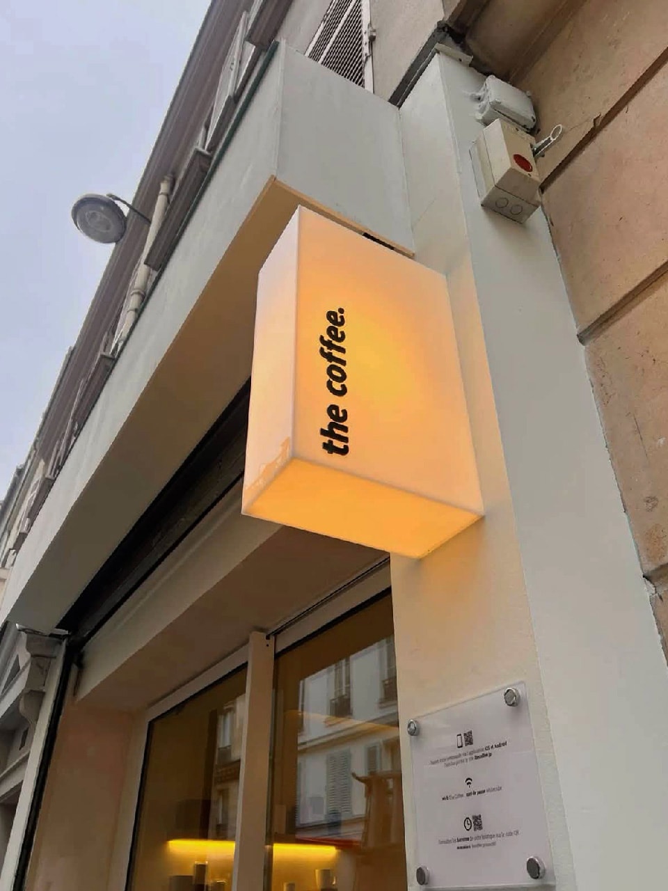 Hộp đèn quảng cáo mica không viền 5 mặt cho showroom
