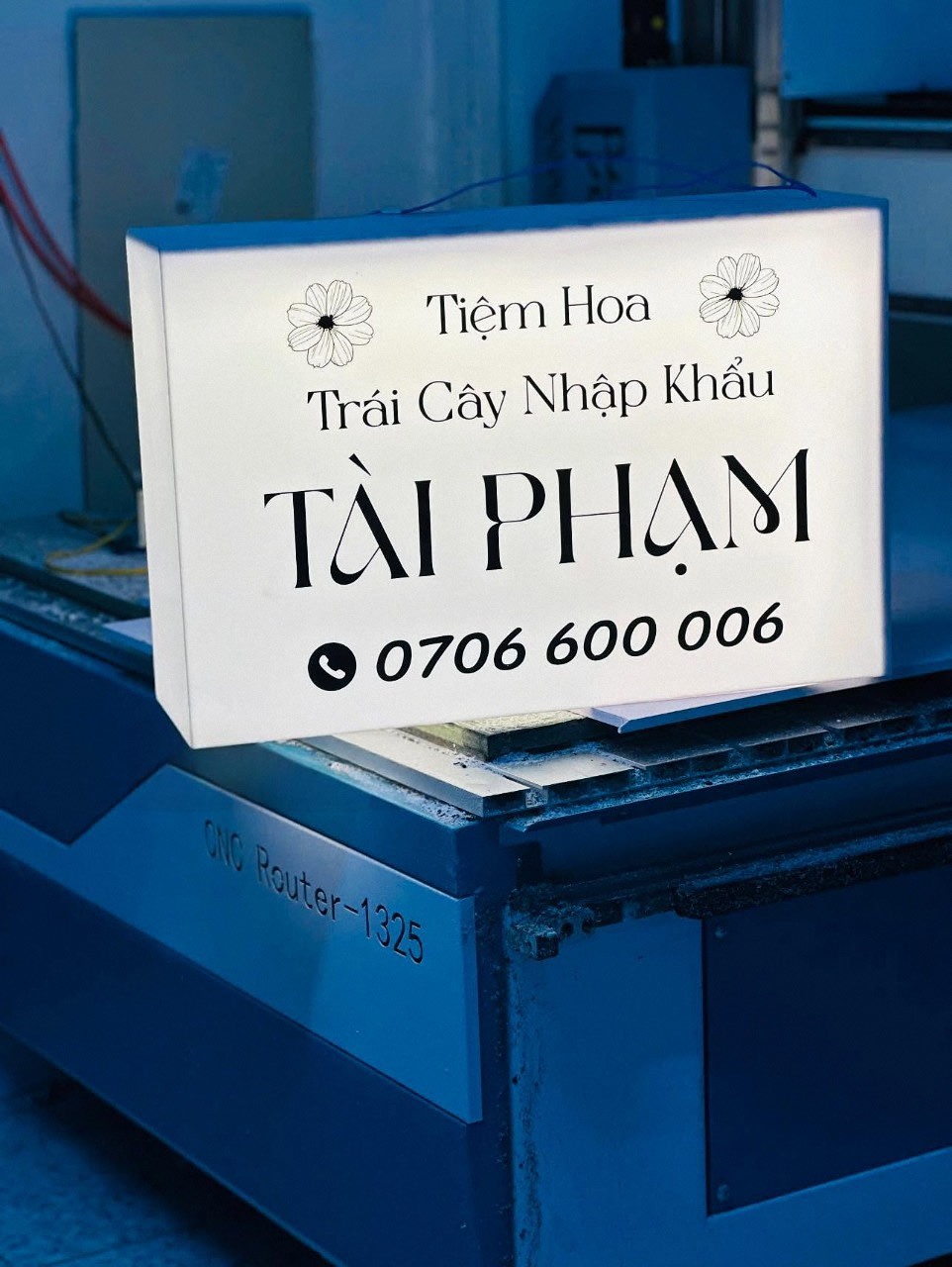 Biển hộp đèn mica không viền LED cho cửa hàng tiện lợi