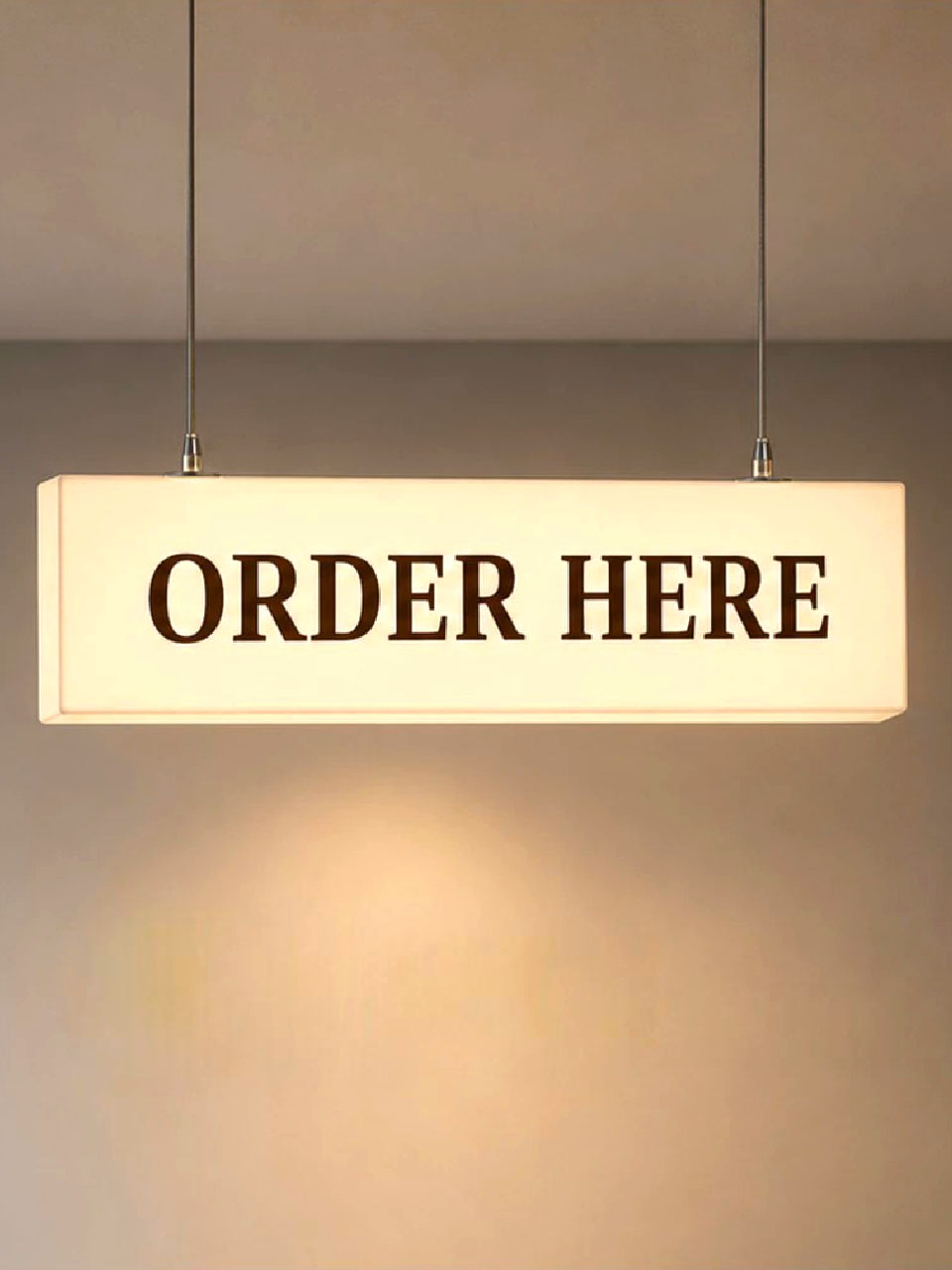 Biển hộp đèn Order Here treo trần tại quầy thanh toán