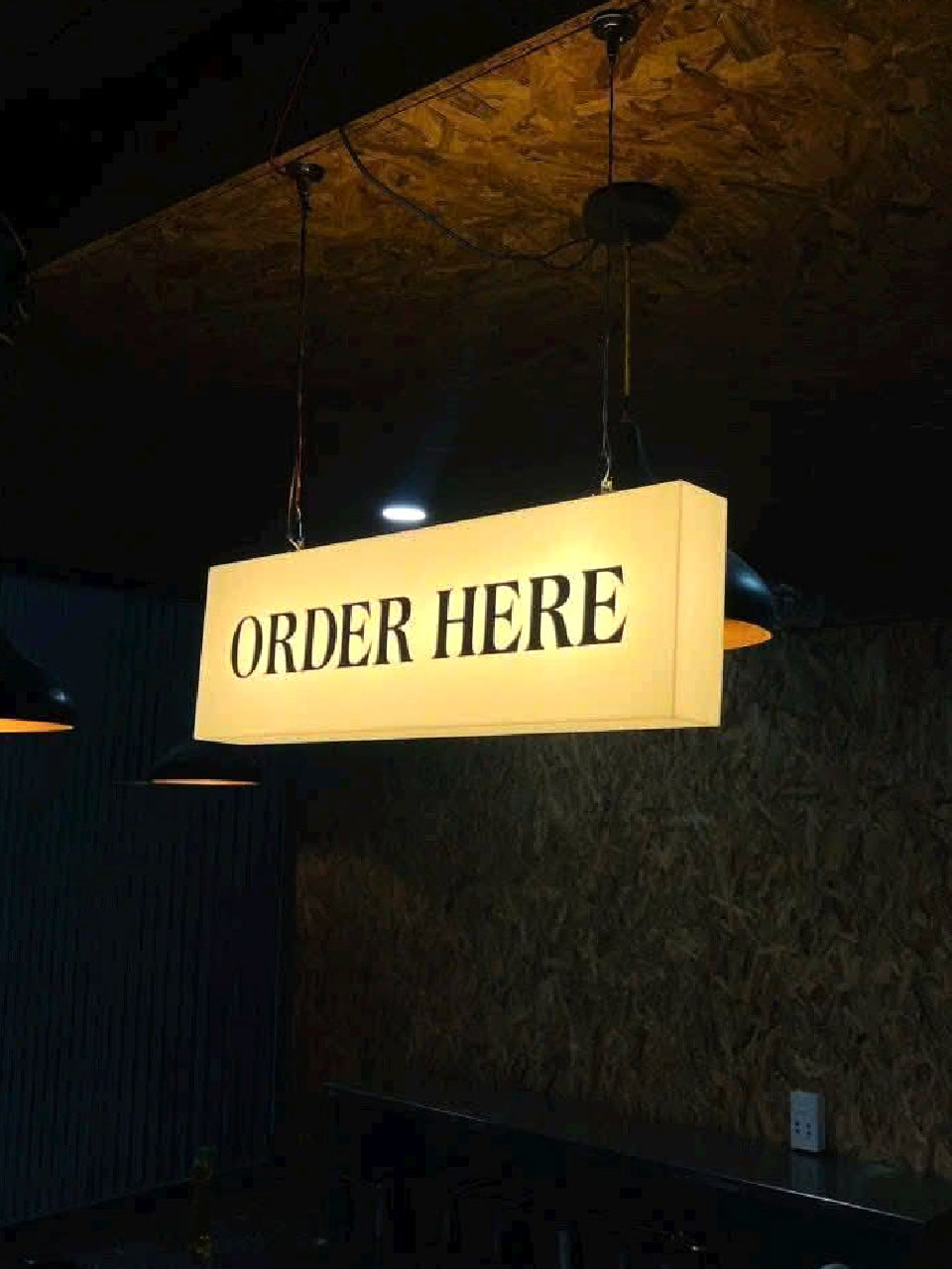 Mẫu biển Order Here mica treo trên khu vực đặt món