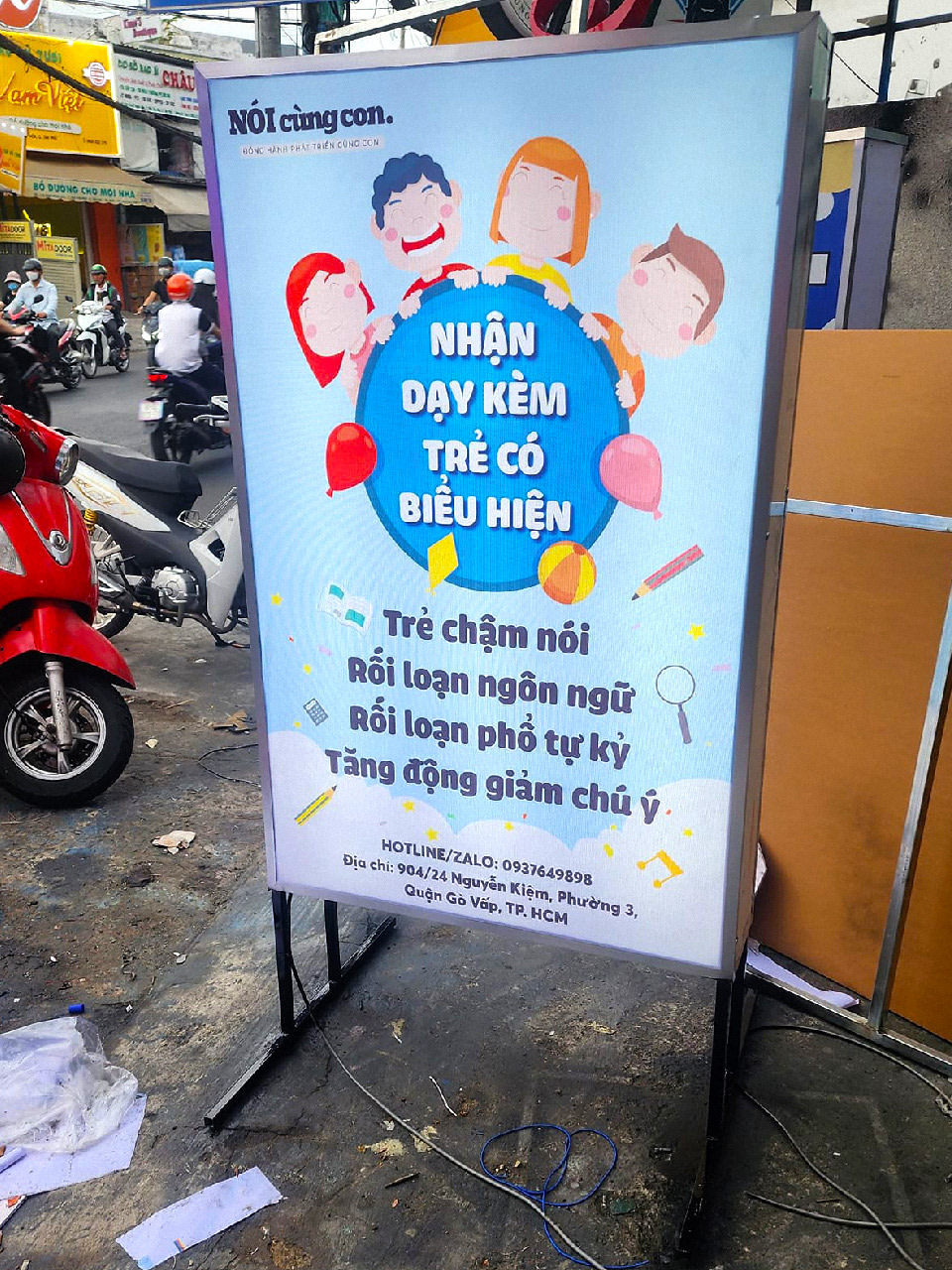 Hộp đèn bạt Hiflex xuyên sáng chân đứng cho cửa hàng