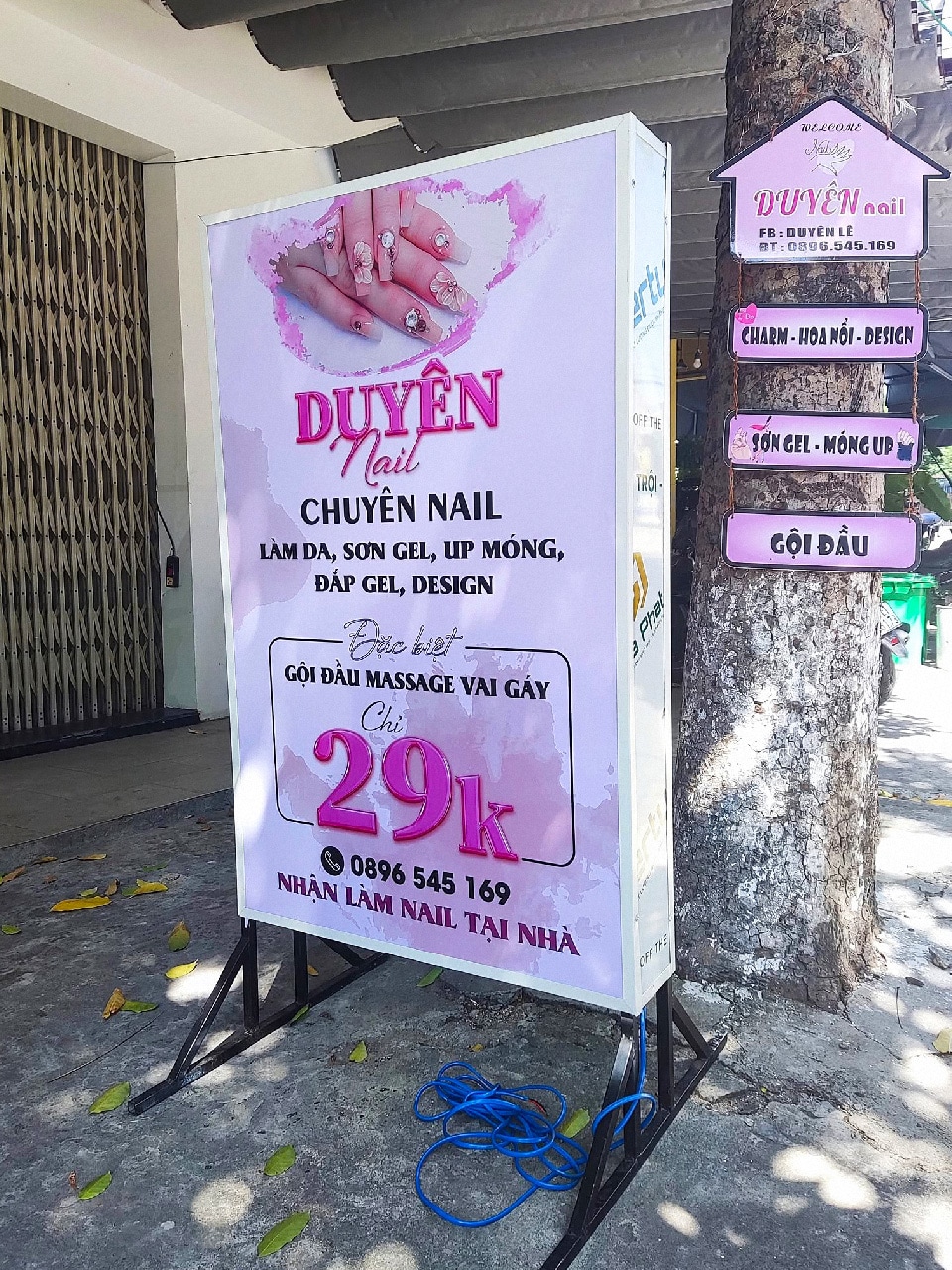 Biển hộp đèn Hiflex xuyên sáng khung sắt chân đứng