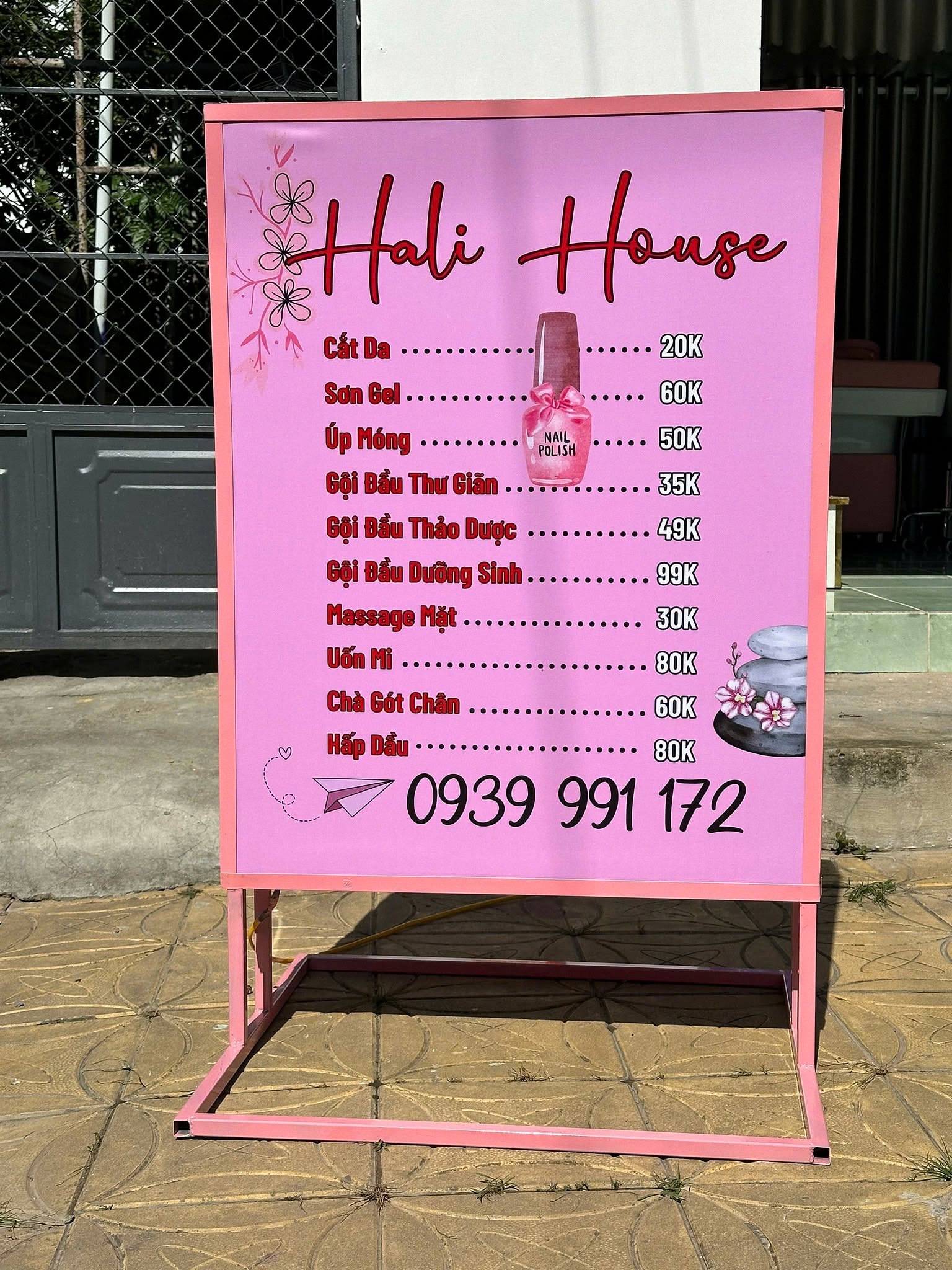 Hộp đèn bạt Hiflex xuyên sáng đặt trước cửa hàng