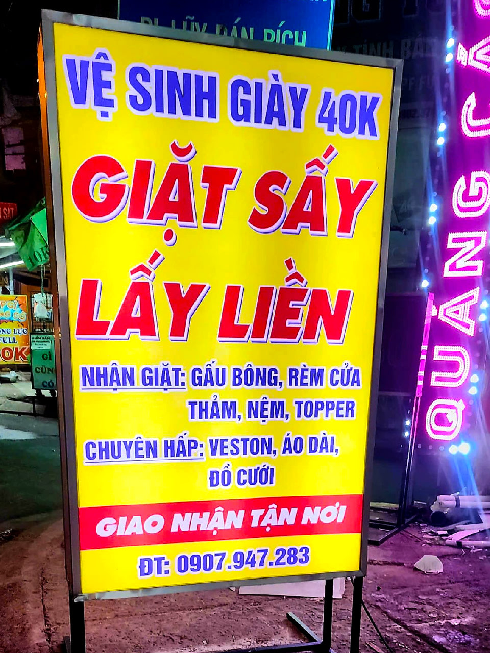 Hộp đèn bạt Hiflex chân đứng in UV sắc nét
