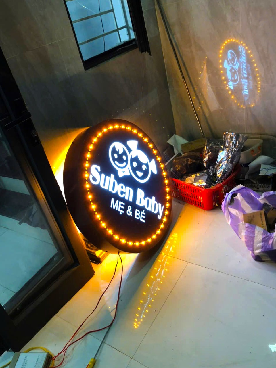 Mẫu hộp đèn LED hai mặt chữ âm bản phát sáng