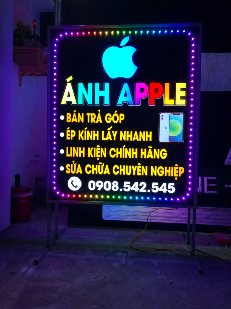 Biển vẫy LED chữ âm bản treo vuông góc mặt tiền