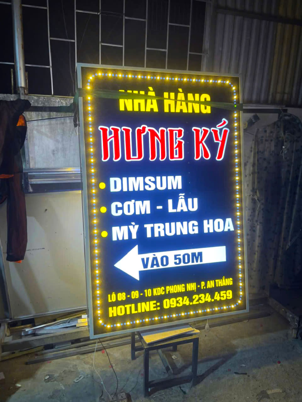 Biển hộp đèn LED chữ âm bản khung sắt sơn tĩnh điện
