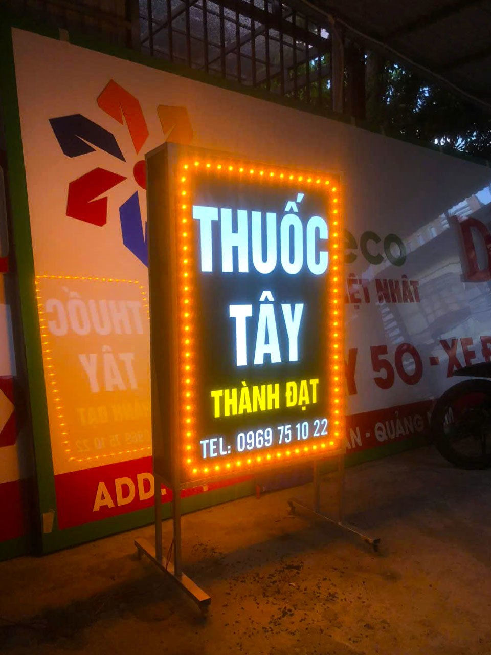 Mẫu biển vẫy LED hai mặt phát sáng ban đêm