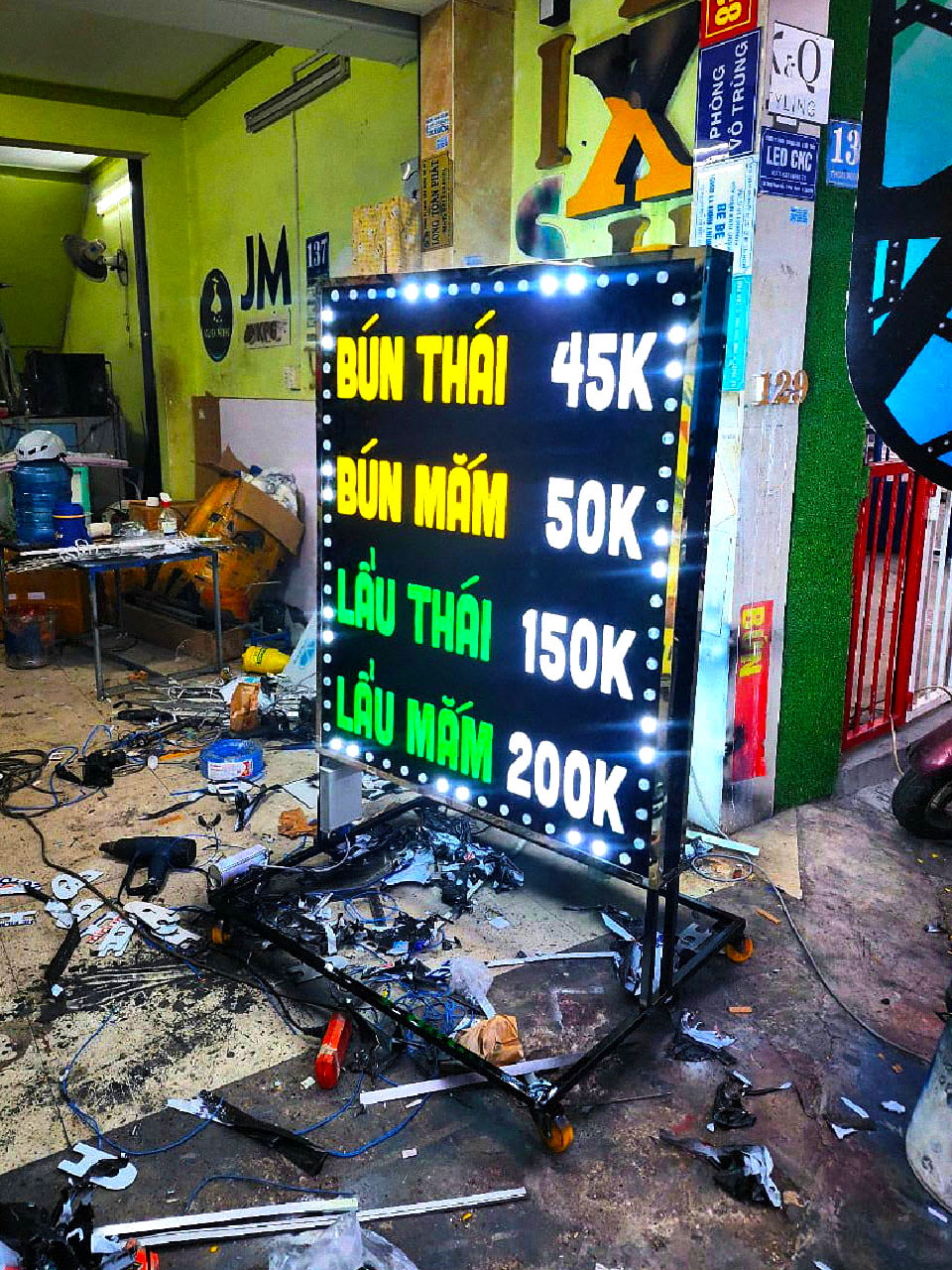 Biển vẫy hộp đèn LED hai mặt lắp đặt thực tế