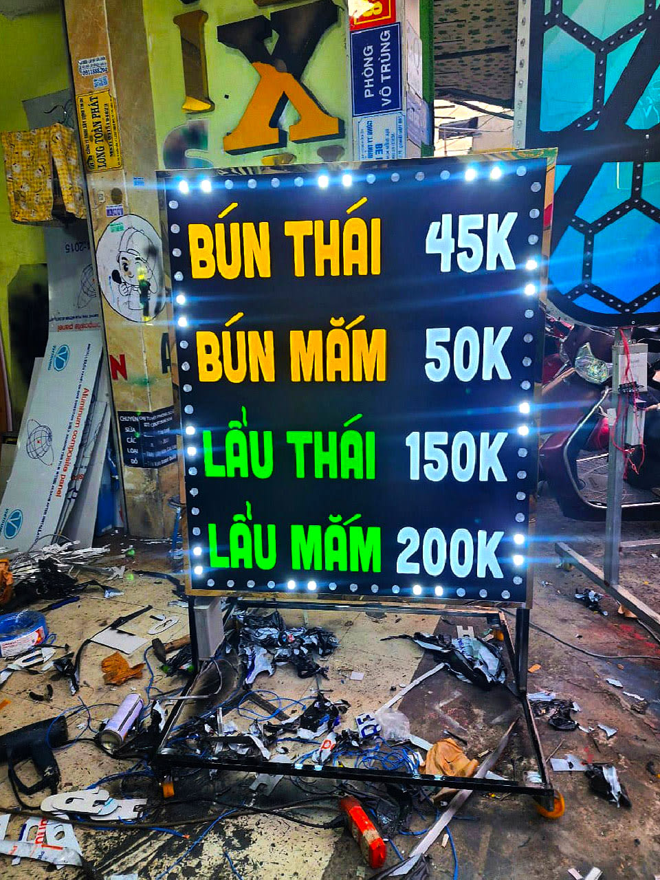 Hộp đèn biển vẫy LED hai mặt khung đen hiện đại