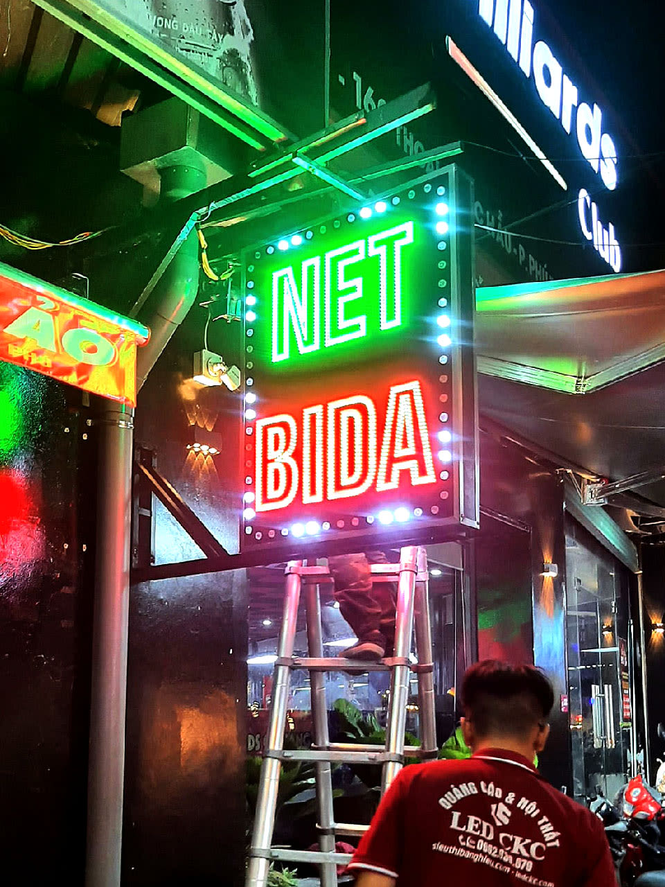 Mẫu biển vẫy LED hai mặt viền đèn nhấp nháy nổi bật