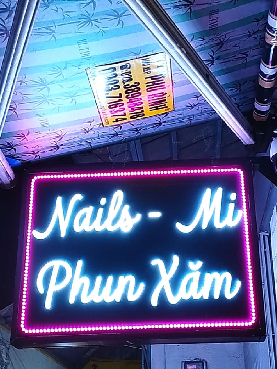 Hộp đèn LED nhấp nháy treo vuông góc mặt tiền