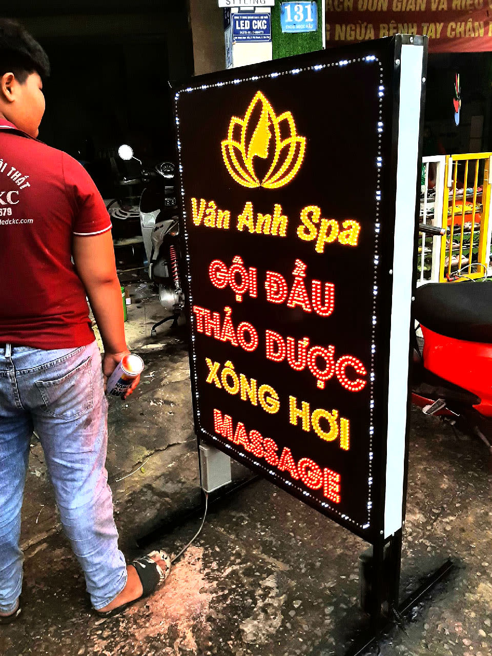 Mẫu hộp đèn LED 2 mặt thu hút khách vào ban đêm