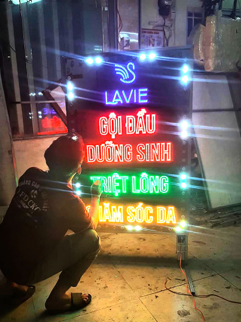 Biển vẫy LED viền nhấp nháy cho spa và salon